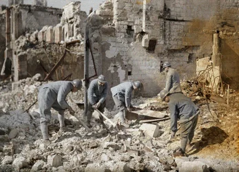 Öt francia katona takarítja a romokat Reims romjainál, amelyet az első világháború alatt a német tüzérség és a légitámadások csaknem 60 százalékban elpusztítottak, 1917 (autokróm).